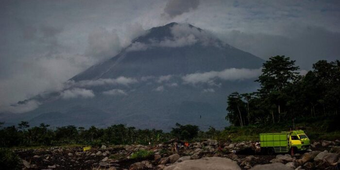 Berita Gunung Semeru Erupsi, Semburkan Abu Vulkanik Setinggi 1 Kilometer