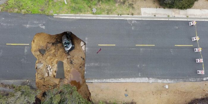 Berita Sinkhole Muncul di Singapura, Satu Mobil Terperosok-Akses Jalan Tutup