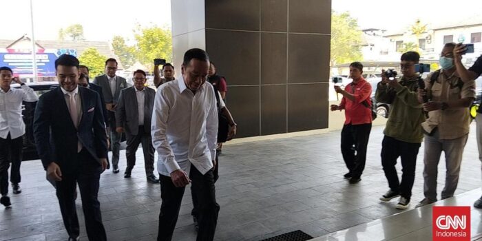 Berita Jokowi Bawa Ijazah SD Hingga S1 UGM ke Polresta Solo