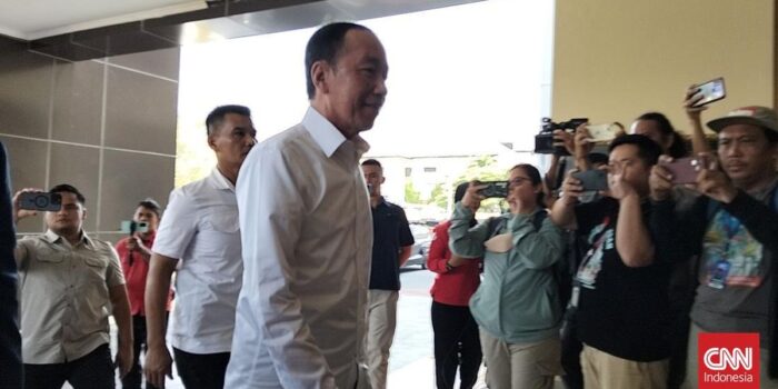 Berita Penyidik Polda Metro Jaya Juga Sita Lima Ijazah Teman SMA Jokowi
