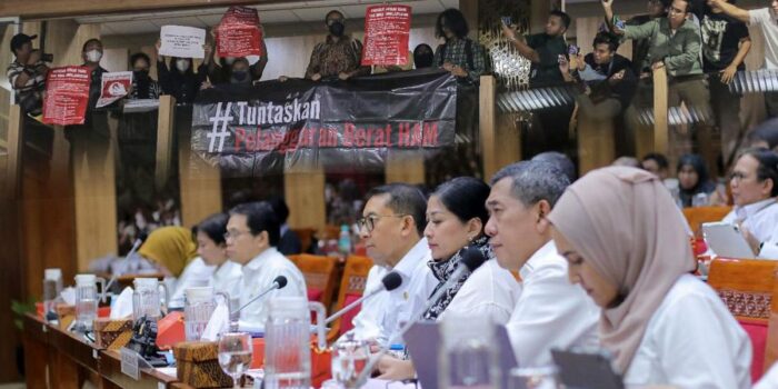 Berita Pimpinan Komisi X Menangis Dengar Jawaban Fadli Soal Pemerkosaan ’98