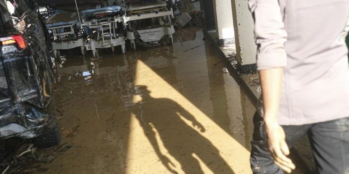 Berita RS Permata Jonggol Terendam Banjir Senin Malam, 16 Pasien Dipindahkan