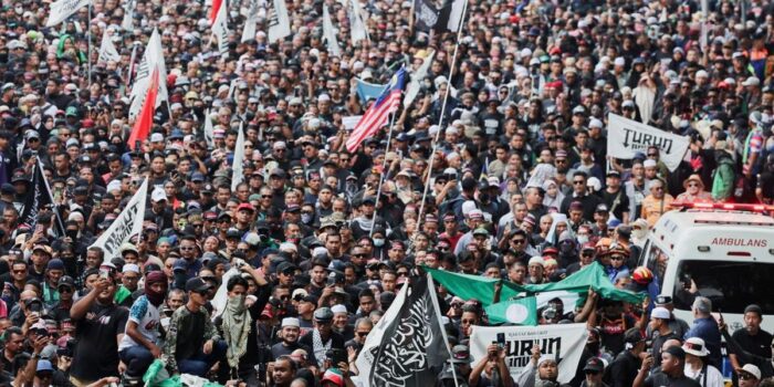 Berita Mahathir Mohamad Pimpin Demo Penggulingan Anwar Ibrahim