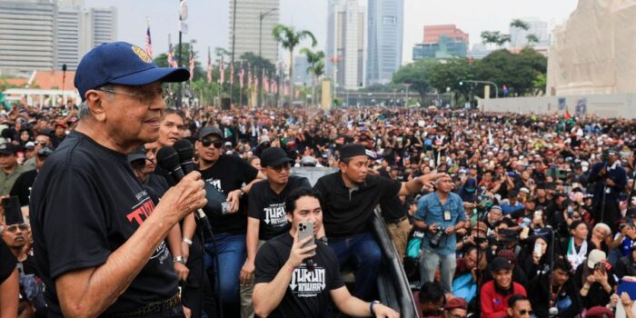 Berita Usia 100 Tahun, Mahathir Pimpin Demo Desak PM Malaysia Anwar Mundur