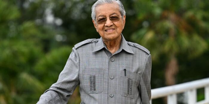 Berita Eks PM Malaysia Mahathir Genap 1 Abad: Sungguh Menakutkan