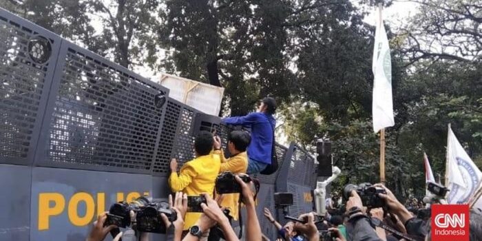 Berita Massa BEM SI Rusak Spanduk Imbauan, Polisi Minta Serahkan Diri