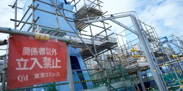Berita Tanah Terpapar Radiasi Fukushima Dikirim ke Kantor PM Jepang