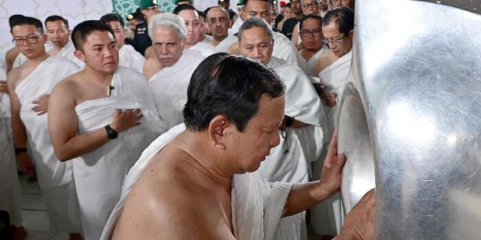 Berita Momen Prabowo Terharu Mencium Hajar Aswad saat Umrah