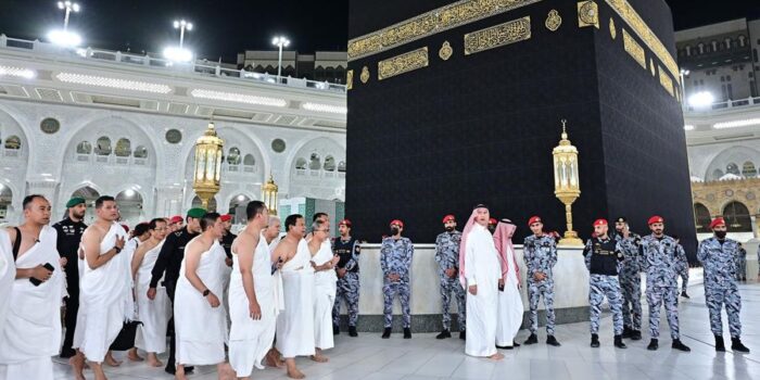 Berita Prabowo Masuk dan Salat Sunah di dalam Kakbah saat Umrah