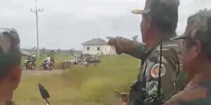 Berita Warga Nekat Jaga Kerbau saat Thailand-Kamboja Saling Serang Roket