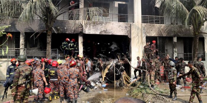 Berita Saksi Ungkap Momen Pesawat Militer Bangladesh Jatuh Tabrak Sekolah