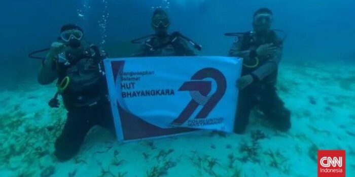 Berita Polisi Kepulauan Selayar Upacara HUT Bhayangkara di Bawah Laut