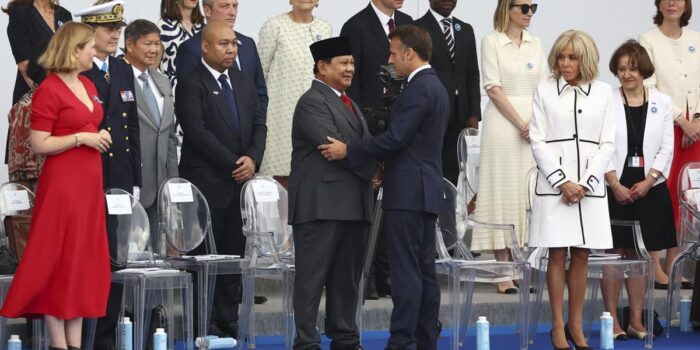 Berita Momen Prabowo Jadi Tamu Kehormatan di Bastille Day dan Dipeluk Macron