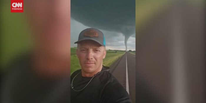 Berita Detik-detik Pria Santai Rekam Diri di Depan Tornado
