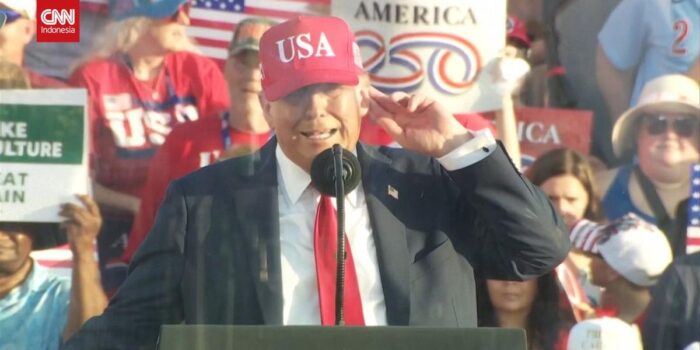 Berita Trump Guyon Suara Kembang Api di Tengah Panas Politik AS