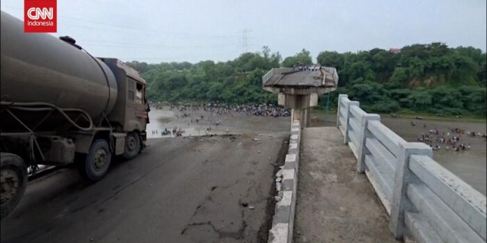 Berita Jembatan di India Mendadak Runtuh, 10 Orang Tewas