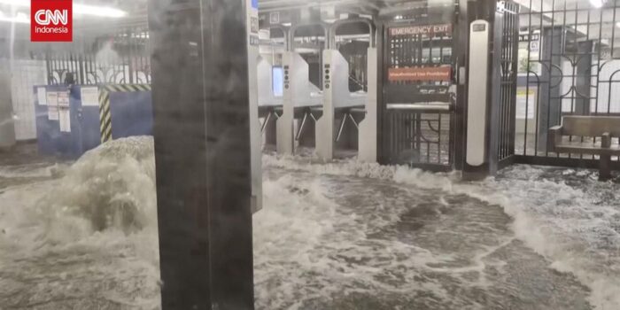 Berita Detik-detik Genangan Banjir Masuk Kereta Bawah Tanah New York