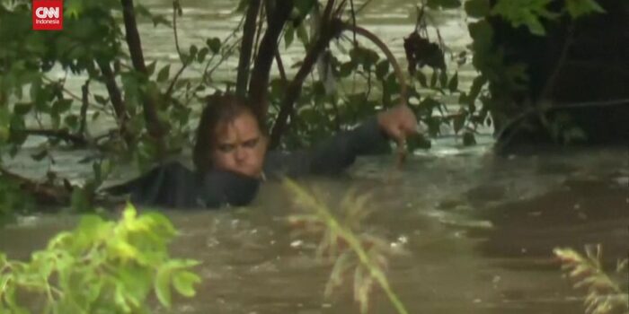 Berita Momen Wanita Pegangan Pohon Hindari Hanyut Terbawa Banjir di AS