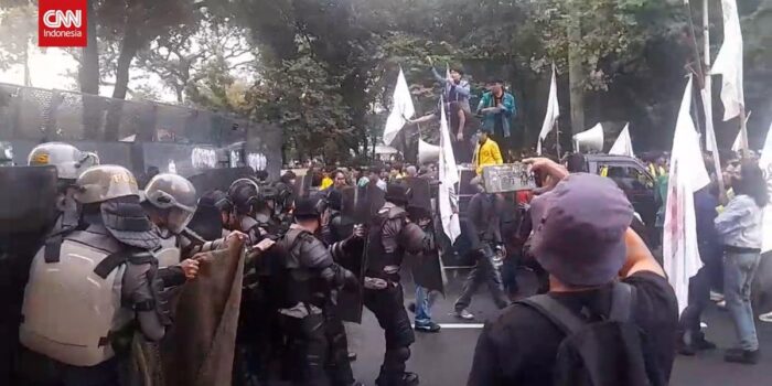 Berita Massa Aksi-Polisi Saling Dorong di Jalan Medan Merdeka