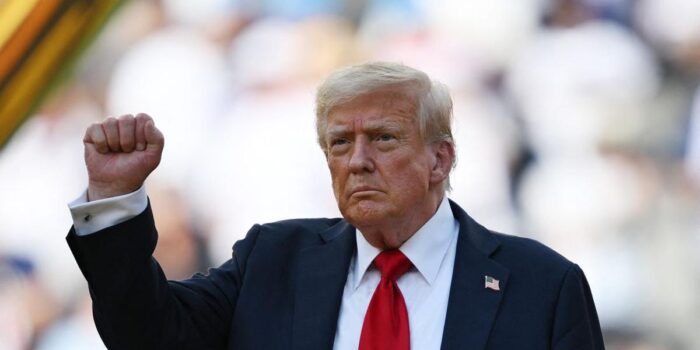 Berita Tangan Trump Mendadak Memar-Kaki Bengkak, Apa Penyebabnya?