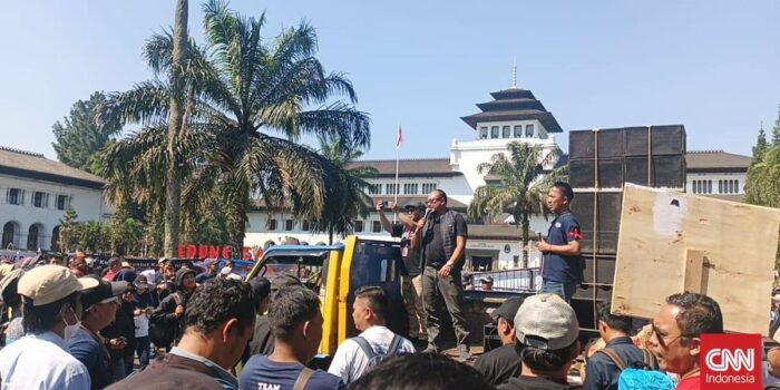 Berita Pekerja Pariwisata Demo Gedung Sate Minta Larangan Study Tour Dicabut