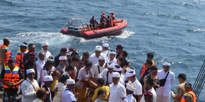 Berita Tragedi KMP Tunu, Upacara Mulang Pakelem Digelar di Selat Bali