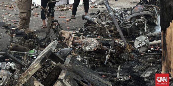 Berita 25 Motor Hangus Terbakar Imbas Demo Ricuh di Grahadi Surabaya