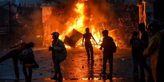 Berita Aksi Bakar Dua Motor di Polsek Jatinegara Jatim Merembet ke Gerbang