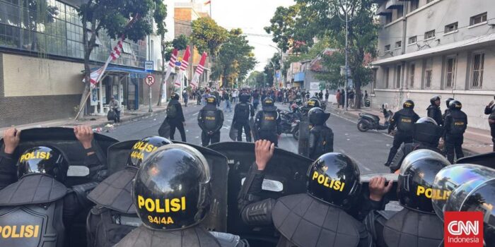 Berita Bentrok Pecah di Mapolres Surabaya, Buntut Provokasi Massa Misterius