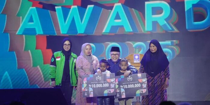 Berita HUT 27 PAN, Zulhas Beri Beasiswa Dua Bocah Penyelamat Makanan di Gowa