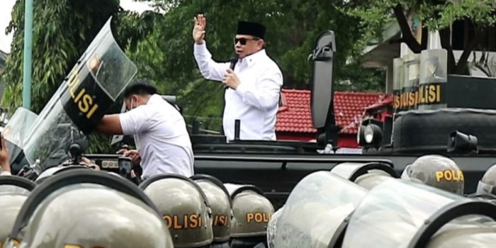 Berita Massa Lempari Bupati Sudewo Botol, Ajudan Halau Pakai Tameng