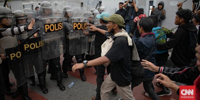 Berita Demo 25 Agustus, Massa Mahasiswa Serukan DPR Dibubarkan
