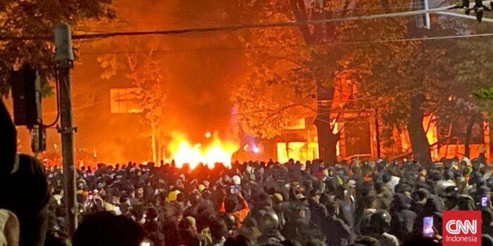 Berita Ricuh di Bandung, Pagar Gedung Sate hingga Hotel Diterobos Massa