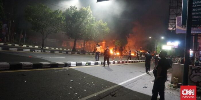 Berita Polisi Tembak Gas Air Mata ke Pedemo Polda DIY, Mobil Patroli Diamuk