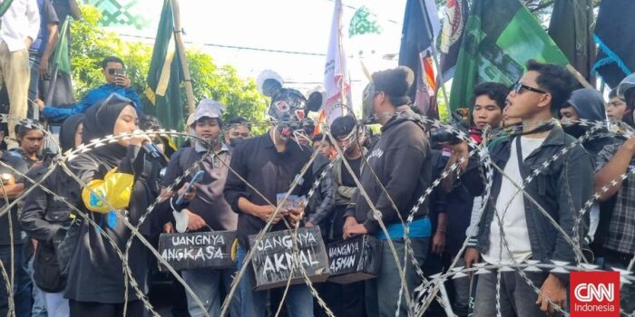 Berita Massa Bertahan Hingga Malam, Demo Tolak PBB Naik di Bone Sempat Ricuh