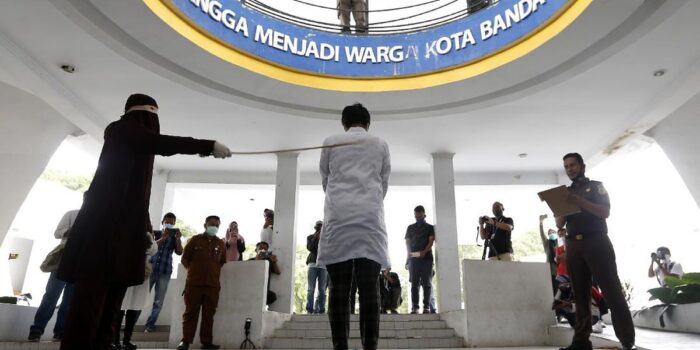 Berita Pasangan Gay di Banda Aceh Divonis 80 Kali Cambuk