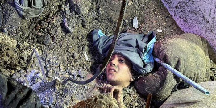 Berita Momen Evakuasi Perempuan Gaza yang Tertimbun Reruntuhan