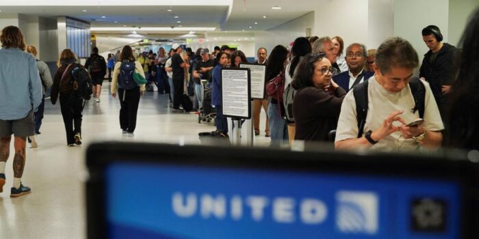 Berita Ribuan Penumpang Terdampar Imbas United Airlines Gangguan Sistem