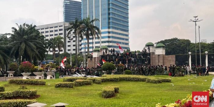 Berita Barikade Mulai Jebol, Massa Demo Mulai Masuk Kompleks DPR RI