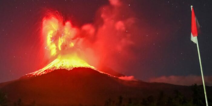Berita Gunung Lewotobi Laki-laki Erupsi Jumat Malam, Semburan Abu 10 Km
