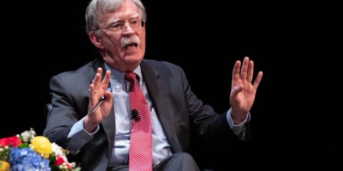 Berita FBI Geledah Rumah Pengkritik Keras dan Bekas Penasihat Trump