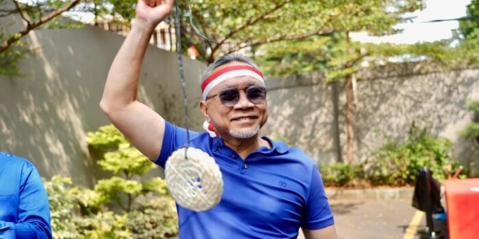 Berita Momen Zulhas dan Para Menteri Berlomba Makan Kerupuk di HUT RI ke-80