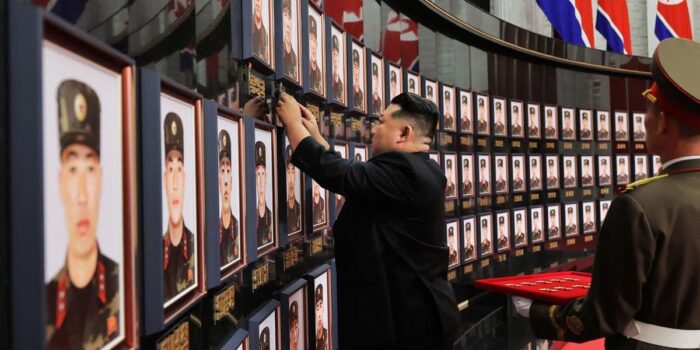 Berita Kim Jong Un Berlutut sampai Cap Pahlawan Prajurit Korut Tewas di Rusia