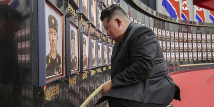 Berita Kala Kim Jong Un Berlutut Depan Potret Tentara Korut Tewas di Rusia