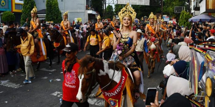 Berita Bupati Sudewo Disoraki Warga saat Ikut Kirab Budaya HUT Pati