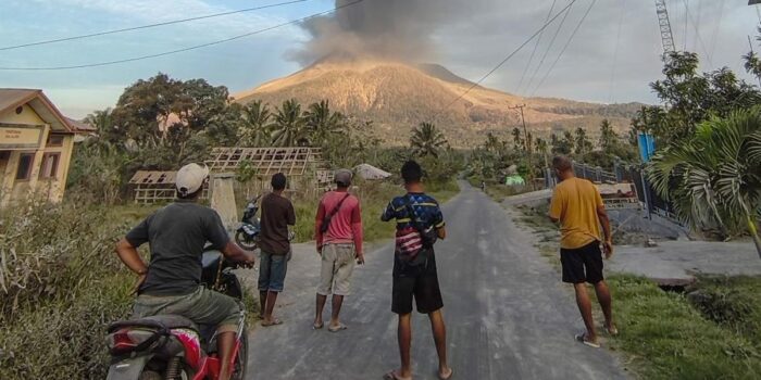 Berita Gunung Lewotobi Laki-Laki Erupsi, Semburkan Abu Vulkanik Setinggi 2 Km