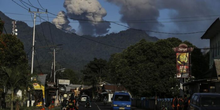 Berita Gunung Dukono Maluku Utara Erupsi, Semburkan Abu Setinggi 800 Meter