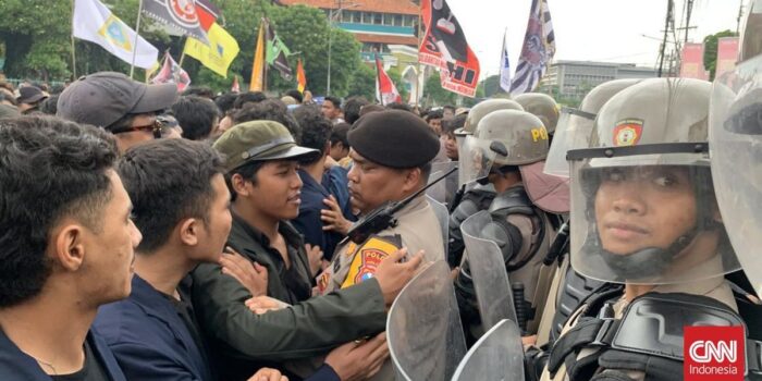 Berita Kapolda Jatim Janji Bebaskan Pedemo yang Ditangkap