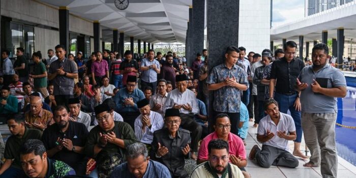 Berita Ketawan Bolos Salat Jumat di Malaysia Bisa Dipenjara & Denda Rp10 Juta