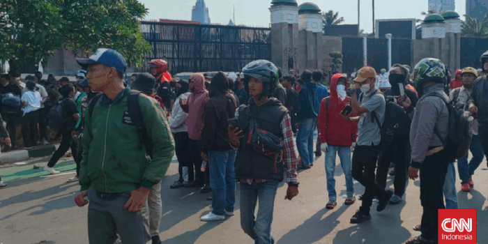 Berita Massa Demo Mulai Datangi DPR, Tuntut Parlemen dan Aparat Tak Arogan